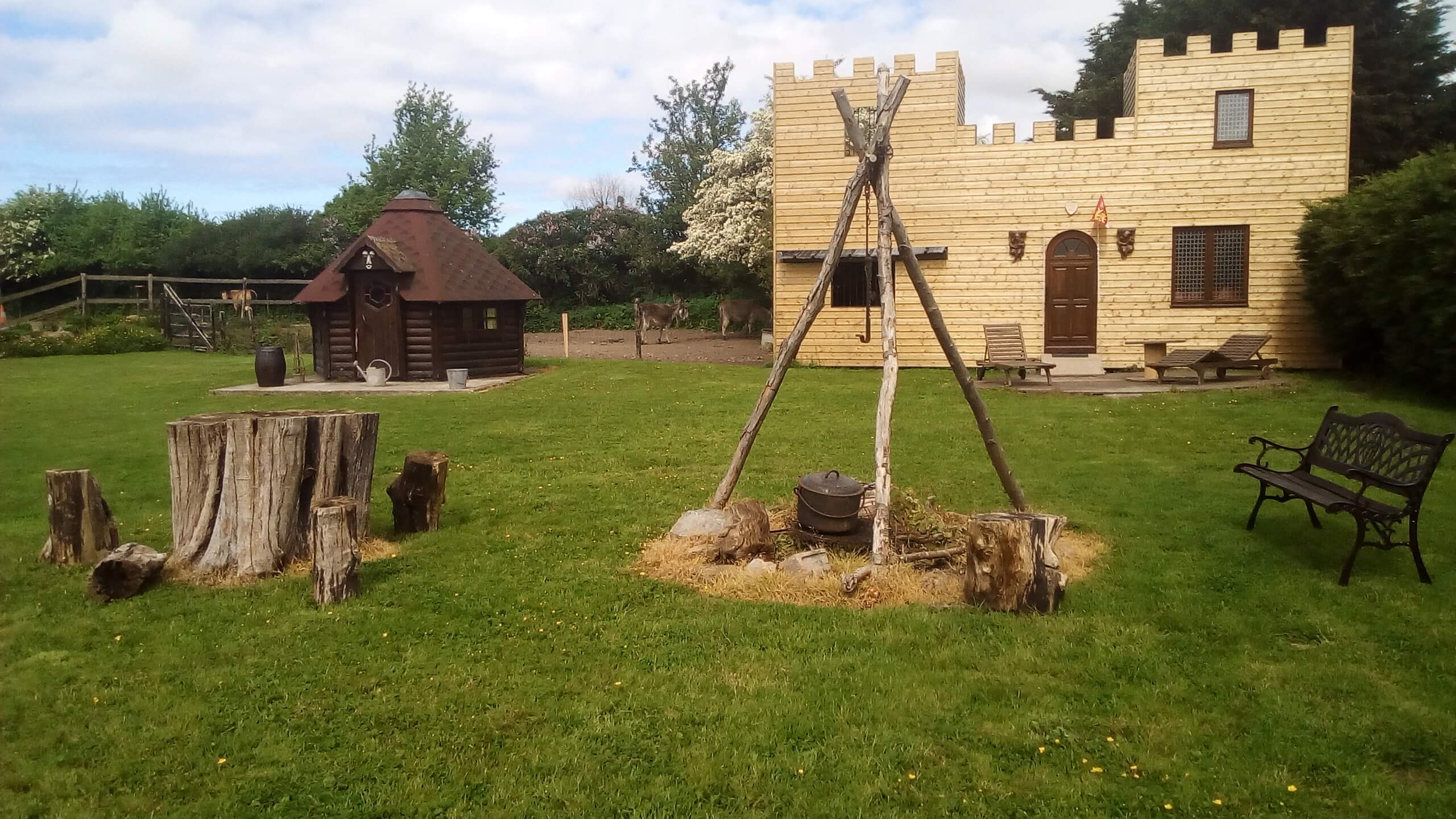 Photo de CITEE MEDIEVALE AVEC HEBERGEMENTS INSOLITES CHATEAU EN BOIS, MAISON DE SORCIERE ET CABANE DES ELFES