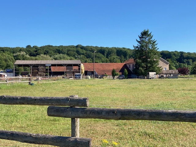 Photo de Visite pédagogique d'une ferme en lien avec son terroir, l'EARL du pont blanc